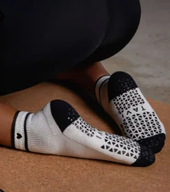Tavi Aria Yoga Grip Socks